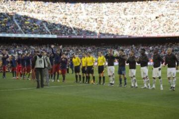 Formación de centro del campo antes de comenzar el encuentro.