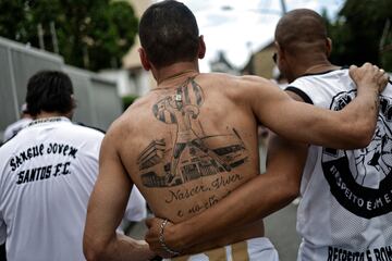 Detalle de un tatuaje en la espalda de un seguidor del Santos, como homenaje a la  leyenda del fútbol brasileño Pelé