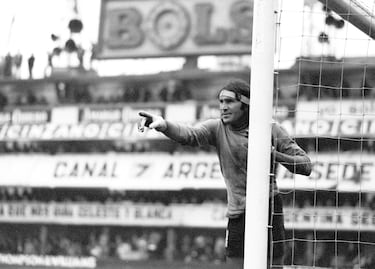 Gatti fue internacional con Argentina en 18 ocasiones. Formó parte de la selección como tercer portero en el Mundial de Inglaterra 1966. En la foto, el portero argentino dirige a sus compañeros el 5 de junio de 1977, ante 63.000 espectadores en el Estadio Bombonera de Buenos Aires. La selección nacional de fútbol de Argentina perdió el partido contra Alemania por 1-3. 