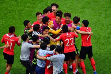 La selección coreana celebra el primer gol.