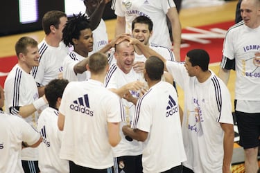 El desenlace más increíble de la Liga se produjo el 26 de junio de 2005. El Baskonia y el Real Madrid habían protagonizado un playoff final de gran calidad y a falta de poco más de 40 segundos los de Dusko Ivanovic vencían en Vitoria por 69-61 en el quinto partido. Bullock, el MVP, había salido eliminado por personales cuando restaban 2:46 y Maljkovic ponía en su lugar a Herreros, con 36 años. Una antideportiva del capitán blanco a Macijauskas parecía echar el cierre. Pero en esos últimos 40 segundos se armó la madre de todas las remontadas con la siguiente secuencia: triple de Gelabale (39”), Scola falla una bandeja (31”), Justin Hamilton responde con una penetración (20”), Prigioni pierde el balón (17”) y luego comete su quinta falta (14”), Sonko falla el primero y mete el segundo tiro libre y en el saque de fondo Splitter la pierde sin que la toque nadie. Quedan 14 segundos, Hamilton amaga con penetrar y asiste a Herreros en la esquina, cañonazo ganador (6”). El intento posterior de Calderón lo tapona Fotsis: 69-70. Triple, partido y final, un broche de oro a una gran carrera. Herreros se retiraba en la cima, tras un final de película. 