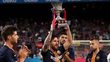Messi levanta la Supercopa ganada ante el Sevilla.