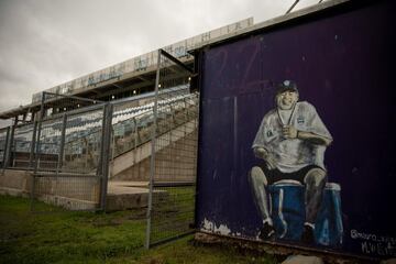 Mural de Diego Armando Maradona en el estadio Juan Carmelo Zerillo del Club de Gimnasia y Esgrima La Plata en  Buenos Aires, Argentina.