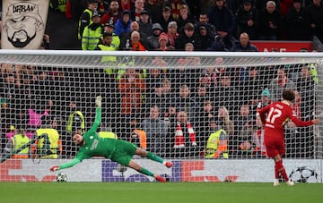 Gianluigi Donnarumma, del Paris Saint-Germain, detiene un penalti de Curtis Jones, del Liverpool, durante la tanda de penaltis del partido de vuelta de los octavos de final de la UEFA Champions League 2024/25 entre el Liverpool FC y el Paris Saint-Germain