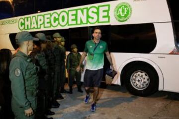 El portero del Chsapecoense Artur Moraes baja del autobús a su llegada al estadio Pachencho Romero en Maracaibo, Venezuela.