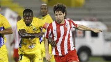 <b>EL MEJOR. </b>Diego pugna con el defensor del Atlético Huila Viáfara por un balón. El brasileño completó un gran partido en Neiva.