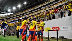 Jefferson Lerma celebra después de anotar el segundo gol del equipo con sus compañeros de equipo durante el partido con Paraguay.