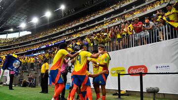 Jefferson Lerma celebra después de anotar el segundo gol del equipo con sus compañeros de equipo durante el partido con Paraguay.