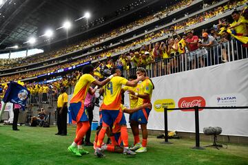 Jefferson Lerma celebra después de anotar el segundo gol del equipo con sus compañeros de equipo durante el partido con Paraguay.