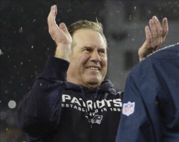 El head coach de los New England Patriots ha tomado varias decisiones por las que se le ha acusado de tramposo. Todo sea por ganar. 