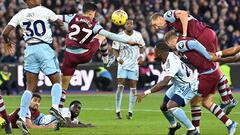 West Ham United's Czech midfielder #28 Tomas Soucek (R) heads the ball and scores his team third goal during the English Premier League football match between West Ham United and Nottingham Forest at the London Stadium, in London on November 12, 2023. (Photo by JUSTIN TALLIS / AFP) / RESTRICTED TO EDITORIAL USE. No use with unauthorized audio, video, data, fixture lists, club/league logos or 'live' services. Online in-match use limited to 120 images. An additional 40 images may be used in extra time. No video emulation. Social media in-match use limited to 120 images. An additional 40 images may be used in extra time. No use in betting publications, games or single club/league/player publications. / 