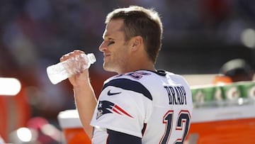 Tom Brady cree que beber agua te protege del sol