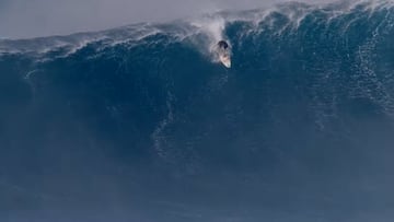 Albee Layer haciendo el drop en una ola gigante en Jaws, Hawái, el 30 de noviembre del 2025