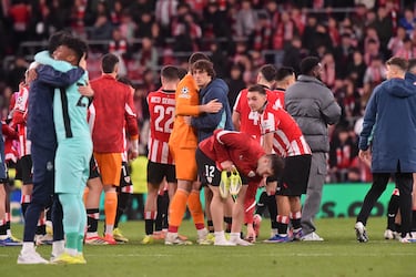 Los jugadores del Athletic, hundidos sobre el césped de San Mamés, asimilan con amargura la derrota que les deja fuera de la Champions League en una noche especialmente dura para el conjunto rojiblanco, donde los goles de Sancet y Guruzeta no fueron suficientes para evitar la eliminación.