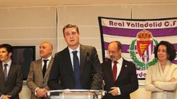 <b>PRESENTACIÓN. </b>El acto inaugural de la exposición contó con la presencia de Carlos Suárez, del alcalde Javier León de la Riva, del presidente de la Diputación Jesús Julio Carnero y del Director General de Deportes de la Junta Alfonso Lahuerta. También estuvieron Alfredo Blanco, Mercedes Cantalapiedra, Marcos y Luis Minguela.