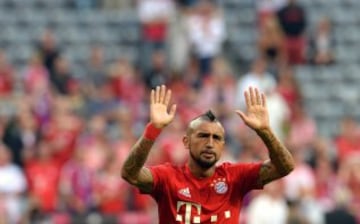 Arturo Vidal saluda a la gente antes de iniciar el partido del Bayern Munich ante Hamburgo.