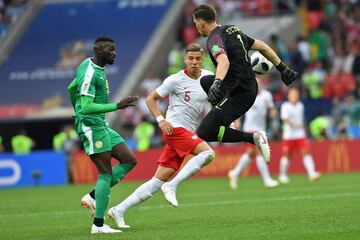 El portero polaco Wojciech Szczesny no para el bal¨®n que acaba en gol del senegal¨¦s M'Baye Niang.
