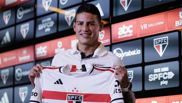 BRA100. SAO PAULO (BRASIL), 01/08/2023.- El futbolista colombiano James Rodríguez sostiene hoy la camiseta del Sao Paulo, durante su presentación como nuevo jugador del club, en Sao Paulo (Brasil). El Sao Paulo de Brasil anunció este martes en su centro de formación la contratación del centrocampista colombiano James Rodríguez, que estaba sin vínculos desde su salida del Olympiacos griego y con el que firmó un contrato que lo vincula hasta junio de 2025. EFE/ Isaac Fontana
