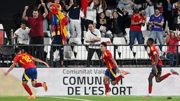 CASTELLÓN (COMUNIDAD VALENCIANA), 14/10/2025.- El delantero de España Gonzalo (c) celebra con sus compañeros el 2-1 conseguido durante el partido de la tercera jornada de la fase clasificatoria para el Europeo 2027 que disputan las selecciones sub-21 de España y Finlandia en el estadio SkyFi Castalia de Castellón. EFE/Andreu Esteban