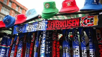 Dublin (United Kingdom), 22/05/2024.- Merchandise on sale in Dublin ahead of the UEFA Europa League final in Dublin, Ireland, 22 May 2024. (Irlanda) EFE/EPA/ADAM VAUGHAN