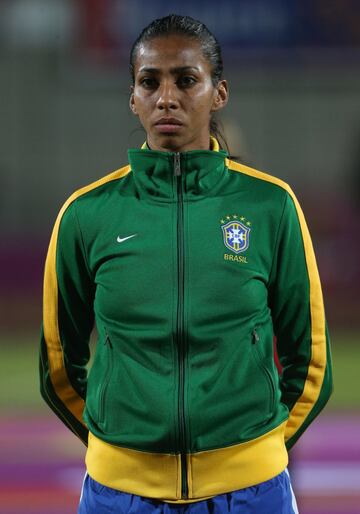 Defensora con amplia trayectoria en el fútbol brasilero. Ya sabe lo que es ser campeona de Libertadores en dos ocasiones (2013 y 2014) con Sao José. Además, es campeona de Copa América y de Juegos Suramericanos con su selección. 