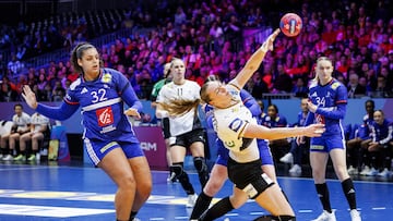 La alemana Viola Leuchter logra uno de sus goles,