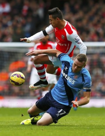 Alexis Sánchez fue la mejor figura de Arsenal: anotó doblete y dio el pase para el tercer gol, en el triunfo sobre Stoke City.