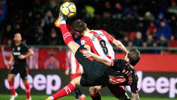 GRAF4963. GERONA, 13/01/2018.- El defensa del Athletic de Bilbao Íñigo Martínez (d) despeja un balón ante Pere Pons, del Girona, durante el partido de Liga en Primera División disputado esta tarde en el Campo Municipal d