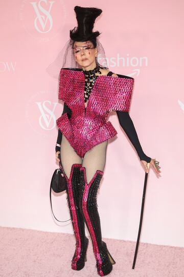 Susanne Bartsch posa en la alfombra roja del desfile de Victoria's Secret Fashion Show en Brooklyn.