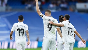 MADRID, 29/04/2023.- El delantero del Real Madrid Karim Benzema celebra su gol, primero del equipo blanco ante el Almería, en el encuentro correspondiente a la jornada 32 de LaLiga Santander que Real Madrid y UD Almería disputan este sábado en el Santiago Bernabéu, en Madrid. EFE/ Rodrigo Jiménez