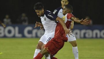 Pablo Perez of Argentina's Independiente, left, and Francisco Rodriguez of Colombia's Rionegro vie for the ball during a Copa Sudamericana second round soccer match in Medellin, Colombia, Tuesday, May 21, 2019. (AP Photo/Luis Benavides)
