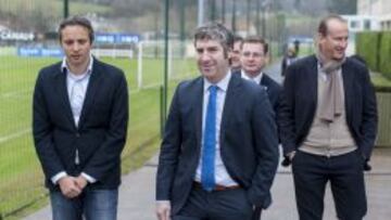 CÓNCLAVE. Urrutia, con los miembros de la Asociación de Clubes Europeos, vinculada a la UEFA, ayer, en Lezama.