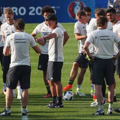 Alemana aterriza en Francia sin Podolski, que fue padre