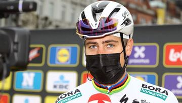 Peter Sagan atiende a los medios antes de tomar la salida en el Tour de Flandes 2021.