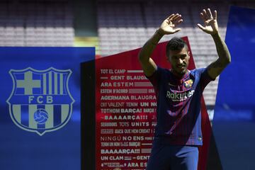 La presentación de Paulinho con el Barcelona en imágenes