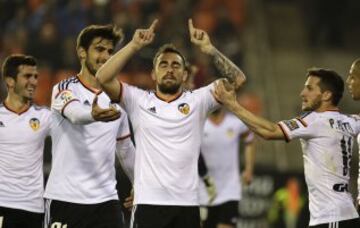 El delantero del Valencia Paco Alcácer (2-d) celebra tras marcar el segundo gol ante el Deportivo de La Coruña