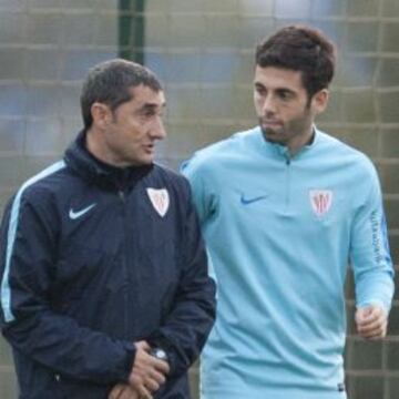 Valverde ha decidido citar a Susaeta pese al fuerte vendaje en su pierna izquierda para proteger su tendinitis. Están los 19 de Belgrado.