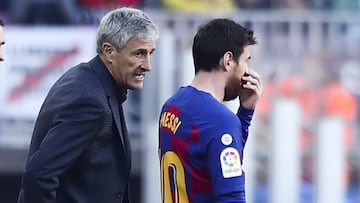 El entrenador del Barcelona, Quique Setién, charla con Messi en la banda durante el partido.