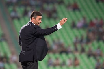 Pedro Caixinha fue el remplazo de Galindo en el banquillo de la Comarca Lagunera; sin embargo, fue incapaz de alcanzar una final de liga en sus primeros torneos con el equipo. 