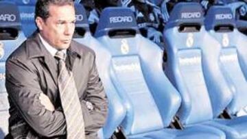 Luxemburgo en el banquillo de su campo.