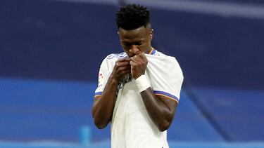 Vinicius se besa el escudo en la celebración de su gol en el Real Madrid-Alavés de LaLiga Santander.