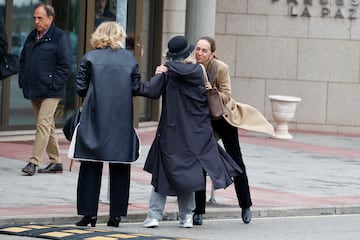 Blanca Suelves saliendo de la capilla ardiente de Fernando Gómez-Acebo, en el Tanatorio Parcesa La Paz.