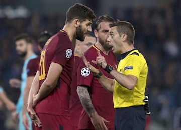 El árbitro Clement Turpin con Federico Fazio.