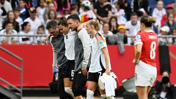Soccer Football - Women's Euro 2025 Qualifier - Germany v Austria - Stadion Hannover, Hanover, Germany - July 16, 2024 Germany's Lena Oberdorf receives medical attention after sustaining an injury REUTERS/Carmen Jaspersen