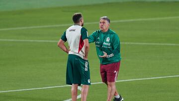 Gerardo Martino, entrenador de la Selección Mexicana, y Héctor Herrera hablan sobre la cancha del Estadio Al Khor, durante el Mundial de Qatar 2022.