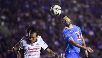 Cruz Azul's midfielder Jose Rivero (R) heads the ball during the Liga MX Apertura football league match between Cruz Azul and Chivas at the Ciudad de los Deportes stadium in Mexico City on September 21, 2024. (Photo by Rodrigo Oropeza / AFP)