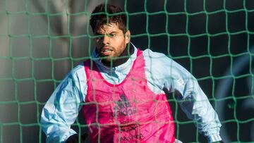 N&eacute;stor Araujo conduce el bal&oacute;n durante un entrenamiento en A Madroa.