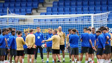 GRAFCAT8381. BARCELONA, 18/09/2024.- El entrenador del FC Barcelona, Hansi Flick (c), habla con su plantilla durante el entrenamiento que el equipo azulgrana ha realizado este miércoles en el estadio Johan Cruyff antes de viajar a Mónaco donde mañana debutan en la Liga de Campeones ante el AC Monaco. EFE/Alejandro García