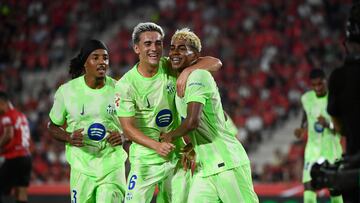 Los jugadores del Barça celebran la victoria en el estadio de Son Moix.