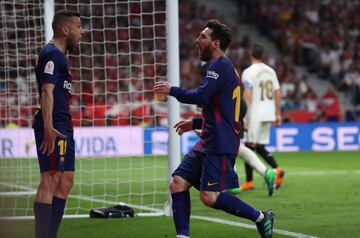 0-2. Messi celebró el segundo gol con Jordi Alba.
